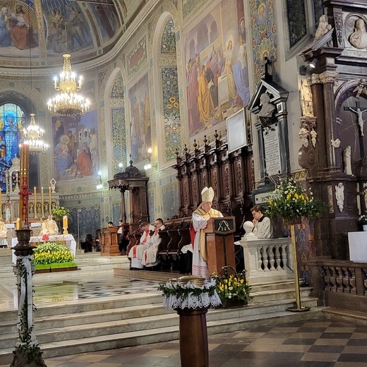 - Ten dzień zmienił historię ludzkości. Ten dzień nadał sens życiu człowieka. Zmartwychwstanie to najważniejsze wydarzenie w dziejach świata - mówił biskup w czasie homilii.