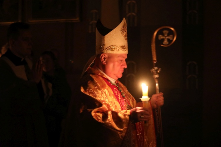 Biskup, kapłani i wierni ze świecami - wpatrzeni w światło Chrystusa...