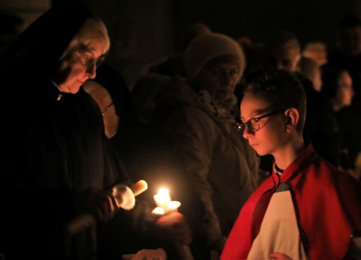 Od ognia paschału wierni zapalili swoje świece.