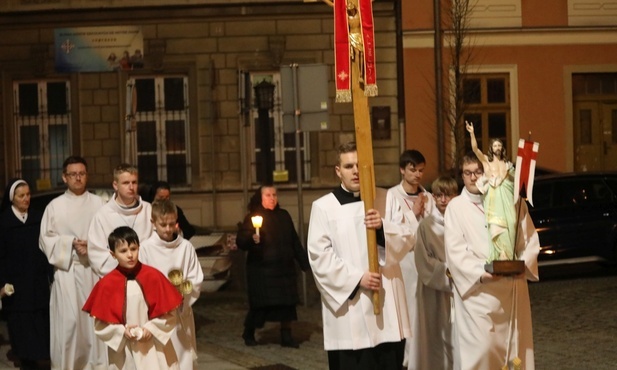 Na czele procesji rezurekcyjnej niesiona była wraz z krzyżem figura Zmartwychwstałego. 