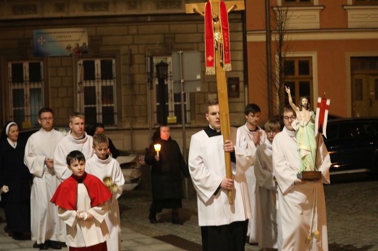 Na czele procesji rezurekcyjnej niesiona była wraz z krzyżem figura Zmartwychwstałego. 