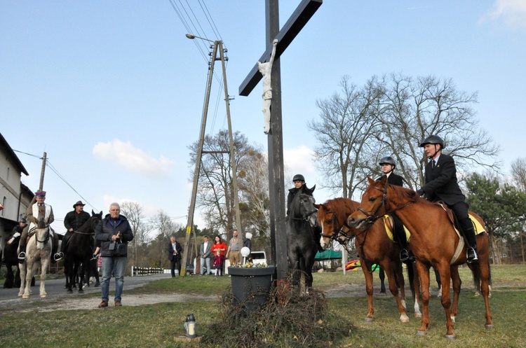 Wielkanocna procesja konna w Żędowicach