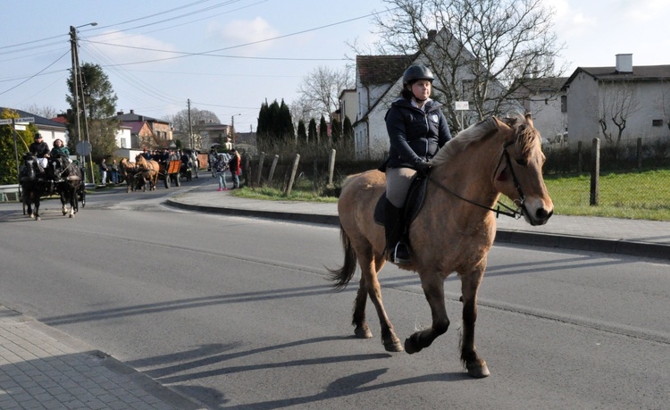 Wielkanocna procesja konna w Żędowicach