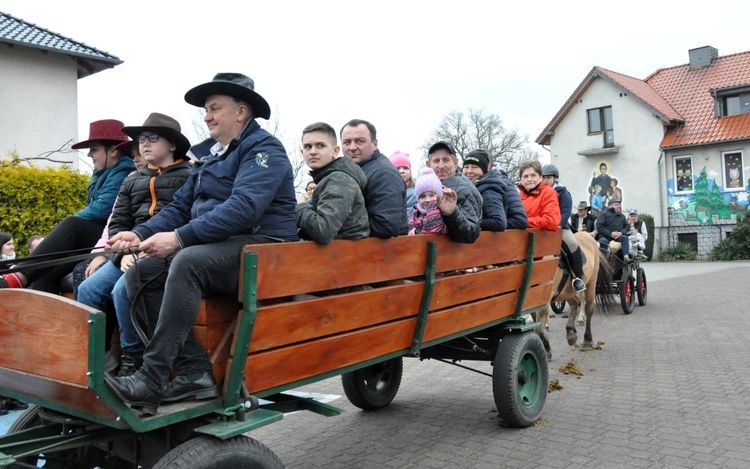 Wielkanocna procesja konna w Żędowicach