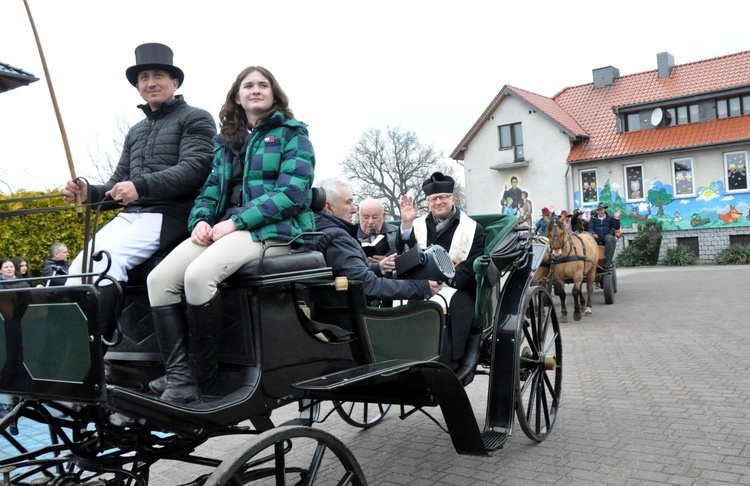 Wielkanocna procesja konna w Żędowicach