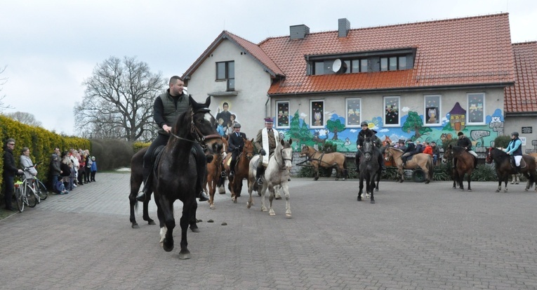 Wielkanocna procesja konna w Żędowicach