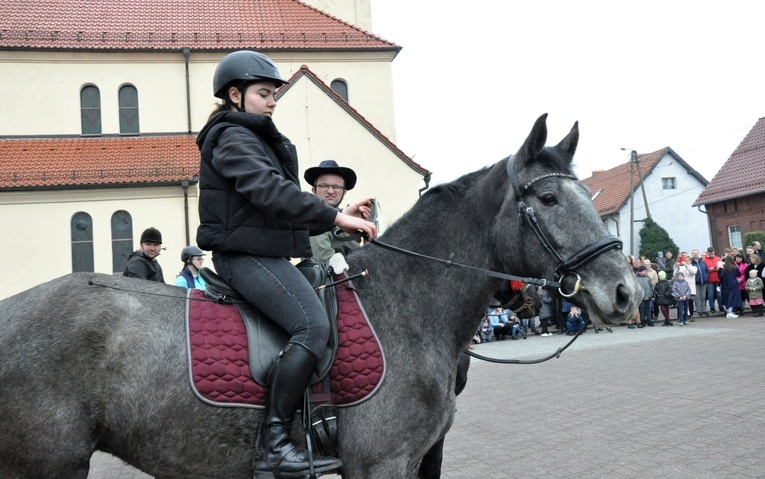 Wielkanocna procesja konna w Żędowicach