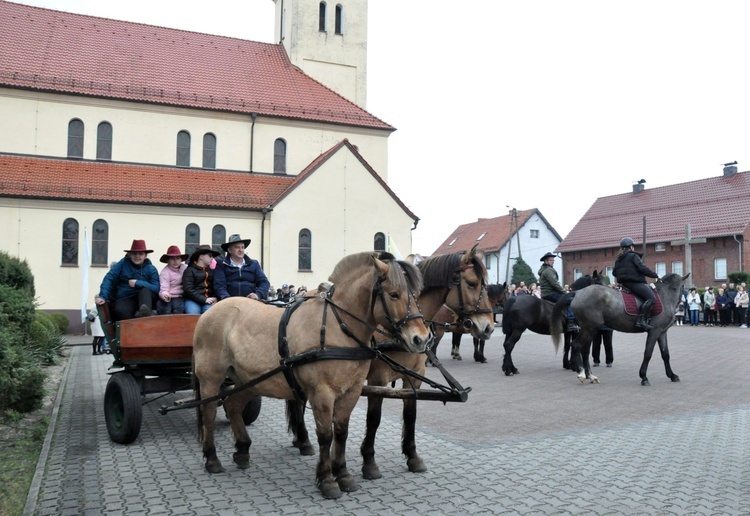 Wielkanocna procesja konna w Żędowicach