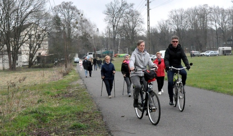 Wielkanocna procesja konna w Żędowicach