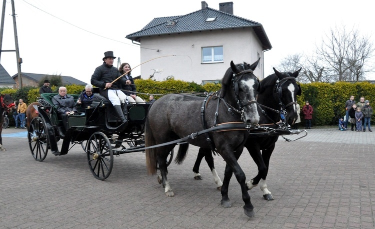 Wielkanocna procesja konna w Żędowicach