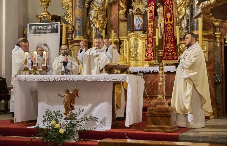 Świerki. Zawierzyli kapłanów Matce Bożej