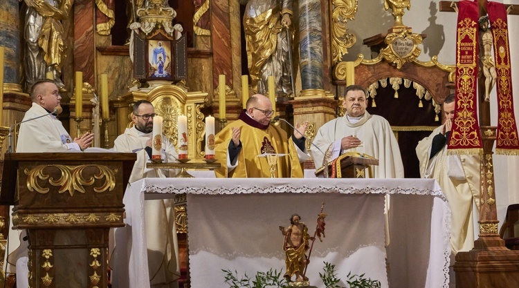 Świerki. Zawierzyli kapłanów Matce Bożej