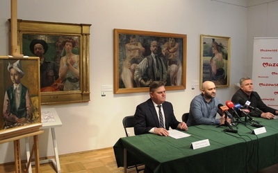 O wystawie opowiada Damian Jendrzejczyk (w środku). Obok siedzą Leszek Ruszczyk (z lewej) i Adam Duszyk, zastępca dyrektora Muzeum im. J. Malczewskiego.