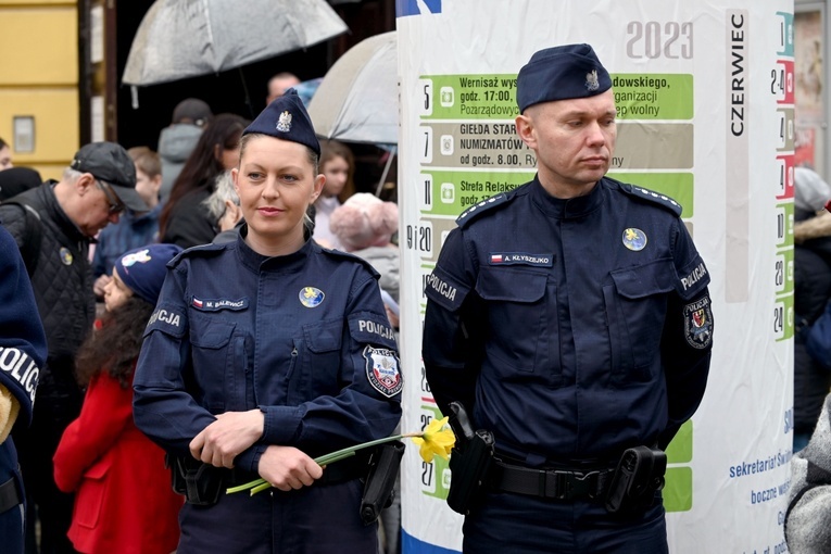 Żółty marsz żonkili z Pola Nadziei przeszedł przez Świdnicę