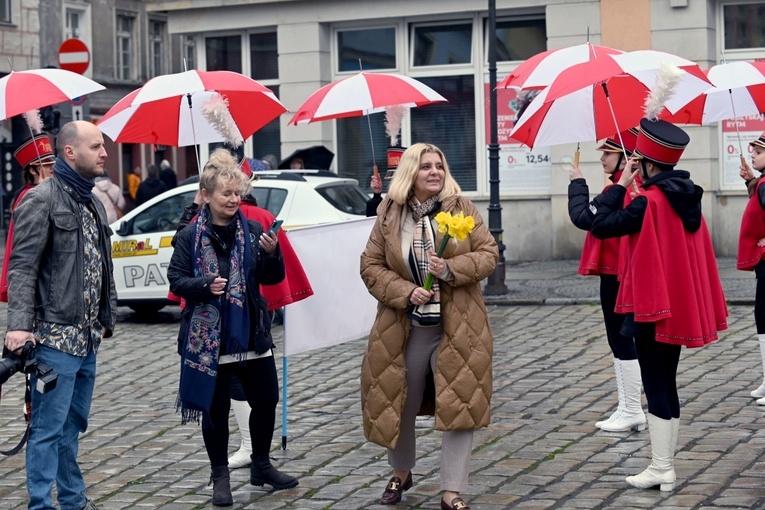 Żółty marsz żonkili z Pola Nadziei przeszedł przez Świdnicę