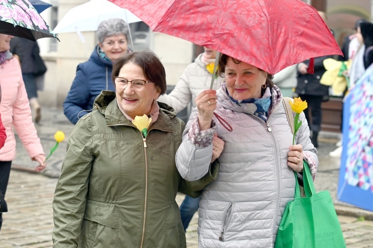 Żółty marsz żonkili z Pola Nadziei przeszedł przez Świdnicę