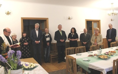 Życzenia obecnym złożył kapelan klubu ks. Krzysztof Ćwiek. Leszek Wianowski czwarty od lewej.