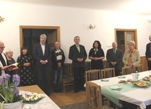 Życzenia obecnym złożył kapelan klubu ks. Krzysztof Ćwiek. Leszek Wianowski czwarty od lewej.
