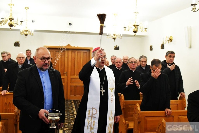 Modlitwa w odnowionym Domu Księży Emerytów w Zielonej Górze