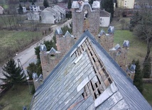 Dach na kościele w Gołyminie ucierpiał w czasie wichury w lutym 2022 r.