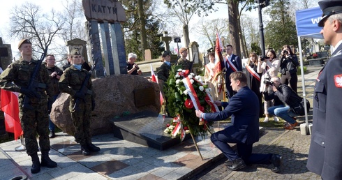 Przy Pomniku Katyńskim na cmentarzu rzymskokatolickim przy ul. Limanowskiego w Radomiu złożono wieńce i wiązanki kwiatów.