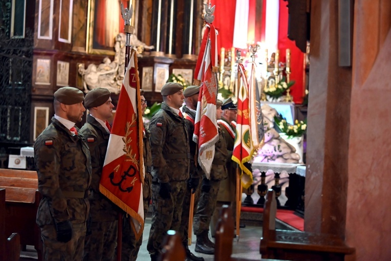 Poczty sztandarowe w czasie uroczystej Mszy św. w świdnickiej katedrze.