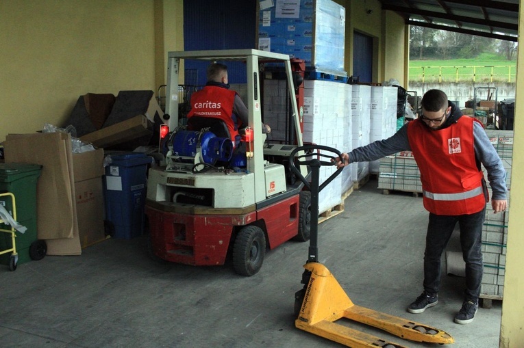 Załadunek transportu darów Caritas do Odessy