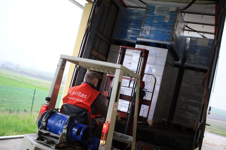 Załadunek transportu darów Caritas do Odessy