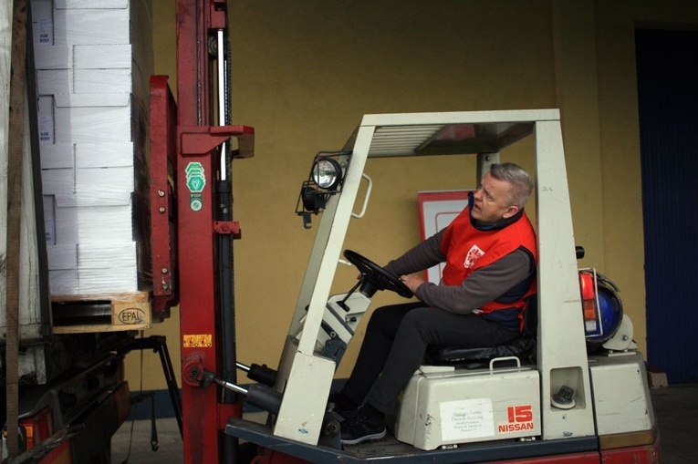 Załadunek transportu darów Caritas do Odessy