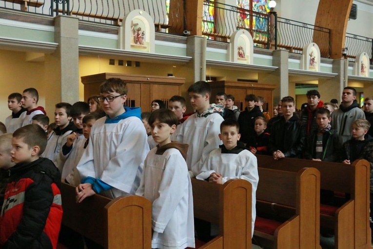 Ministranci i lektorzy u Matki Bożej