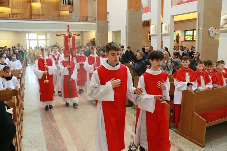 Ministranci i lektorzy u Matki Bożej