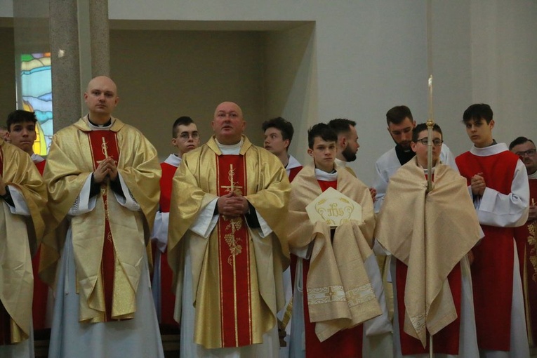 Ministranci i lektorzy u Matki Bożej