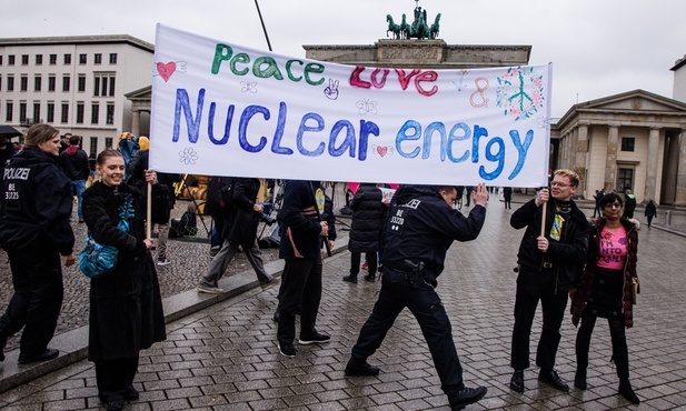 Niemcy zamykają ostatnie elektrownie atomowe, w Berlinie demonstracje przeciwników i zwolenników
