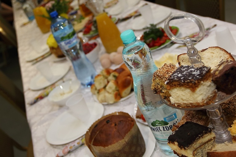 Śniadanie wielkanocne w cerkwi