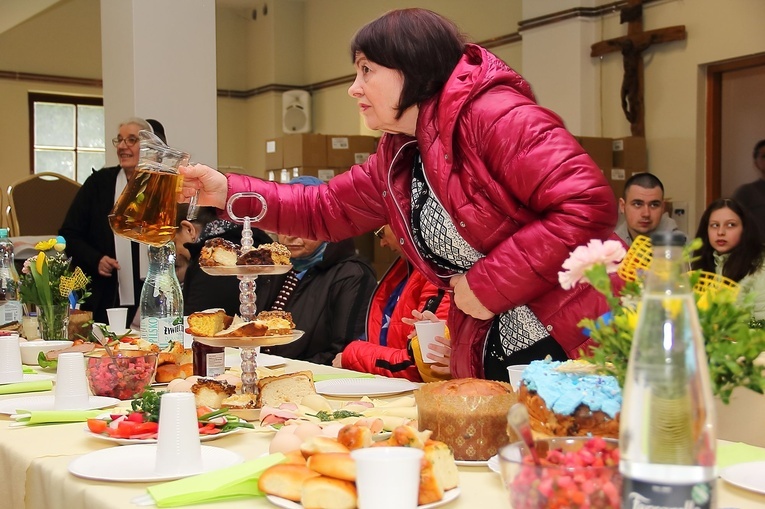 Śniadanie wielkanocne w cerkwi