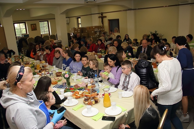 Śniadanie wielkanocne w cerkwi