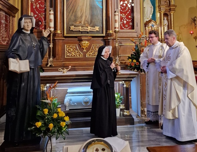 Moment odebrania relikwii św. Faustyny Kowalskiej przez proboszcza i diakona.