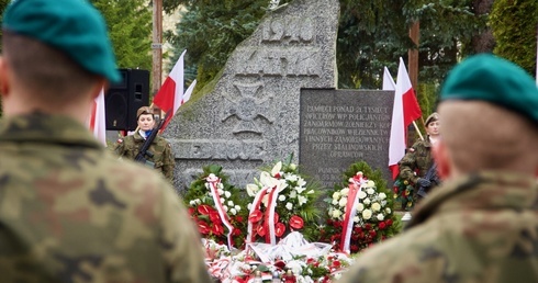 Cześć i chwała bohaterom