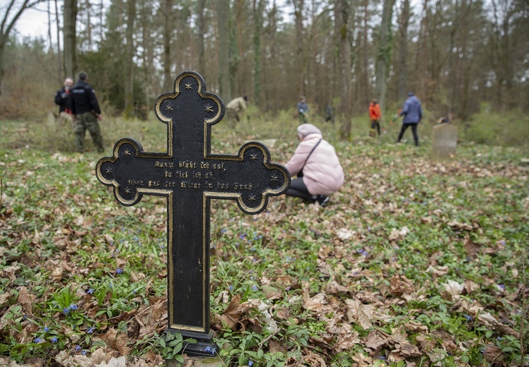 Sprzątanie cmentarza w Jankowie
