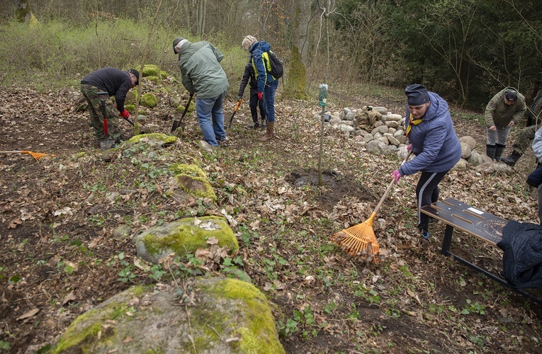 Sprzątanie cmentarza w Jankowie