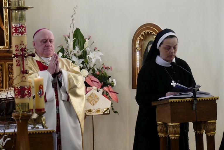 Bp Piotr Greger u kęckich sióstr zmartwychwstanek 2023