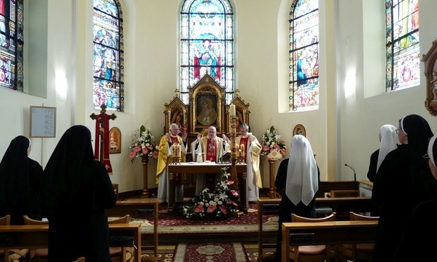 Wielkanocna Msza św. u kęckich sióstr zmartwychwstanek.