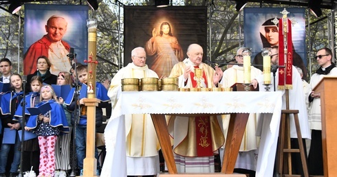 Kard. Nycz: Tę niedzielę upodobał sobie Jezus