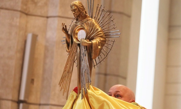 Najświętszy Sakrament będzie adorowany w monstrancji łagiewnickich pielgrzymów diecezji bielsko-żywieckiej.