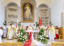 Koncelebransi wraz z biskupem przy ołtarzu.