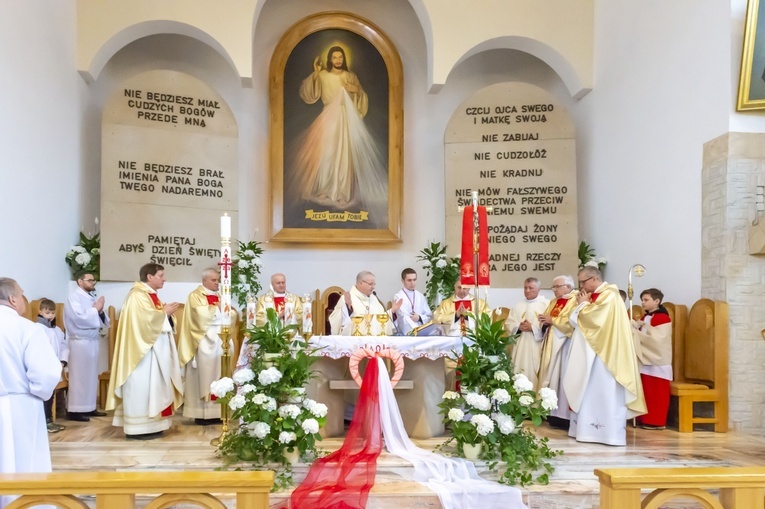 Koncelebransi wraz z biskupem przy ołtarzu.