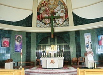 Ołtarz główny kościoła.