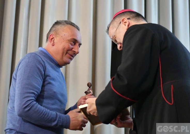 Statuetki "Człowiek Człowiekowi" wręczone
