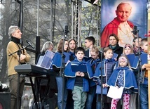 Podczas Mszy św. śpiewała schola z sanktuarium św. Józefa na Kole.