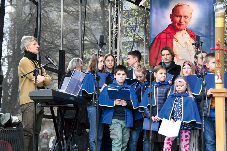 Podczas Mszy św. śpiewała schola z sanktuarium św. Józefa na Kole.